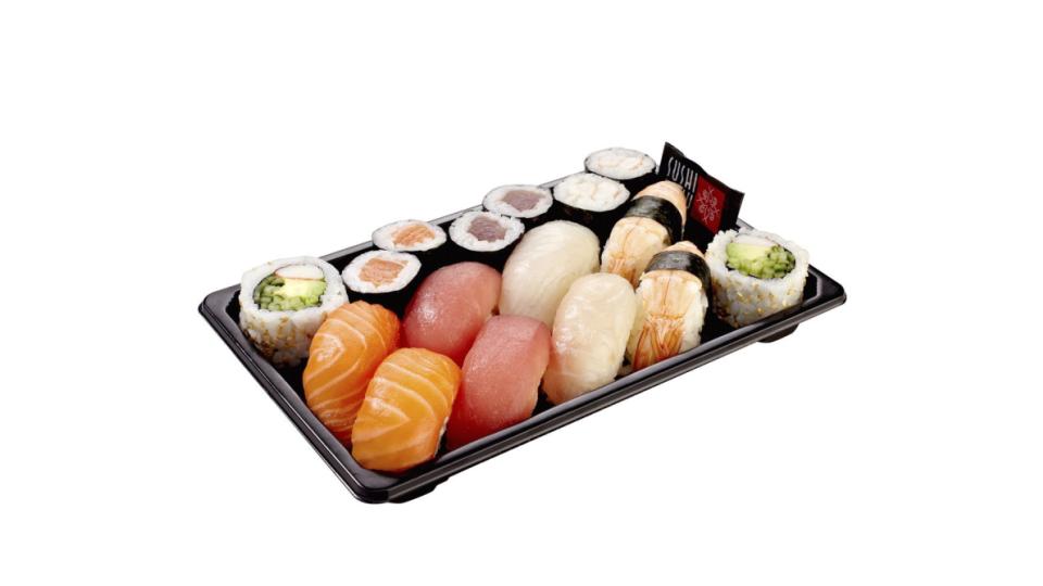 Menu Duo Contenuto: 2 Sushi Salmone, 2 Sushi Tonno, 2 Sushi Ricciola 2 Sushi Gamberi, 2 Maki Salmone, 2 Maki Gamberetti