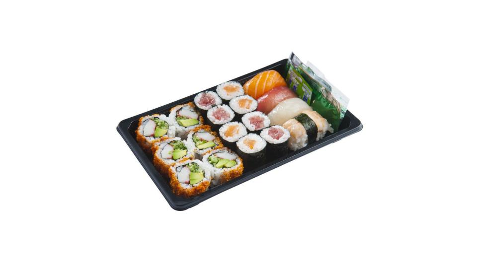 Vassoio misto L 6 Spicy California, 4 Maki Tonno, 4 Maki Salmone, 1 Sushi Salmone, 1 Sushi Tonno, 1 Sushi Ricciola