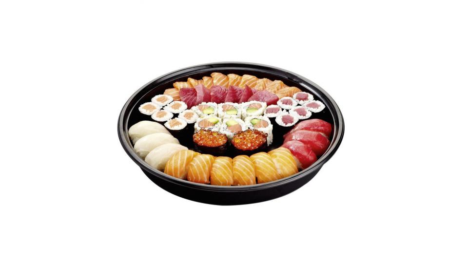 Vassoio Misto XXL Contenuto: 6 Sushi Salmone, 3 Sushi Tonno, 3 Sushi Ricciola, 6 Maki Salmone, 6 Maki Tonno, 6 Maki California, 9 Sashimi Salmone, 6 Sashimi Tonno